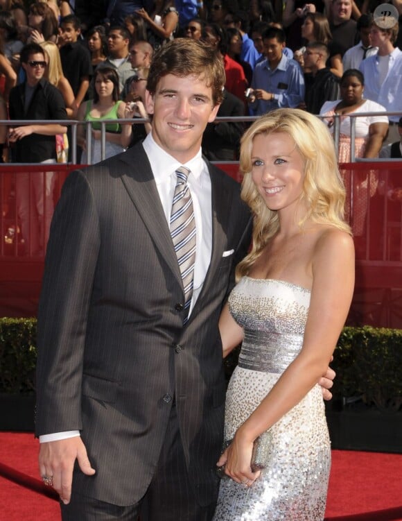 Eli Manning et sa femme Abbylors des ESPY Awards au Nokia Theatre de Los Angeles le 16 juillet 2008