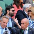 Anna Wintour en compagnie de Jude Law et Simon Hammerstein dans la loge royale à Wimbledon au All England Lawn Tennis and Croquet Club le 5 juillet 2013