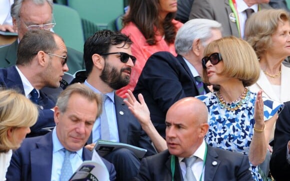 Anna Wintour en compagnie de Jude Law et Simon Hammerstein dans la loge royale à Wimbledon au All England Lawn Tennis and Croquet Club le 5 juillet 2013