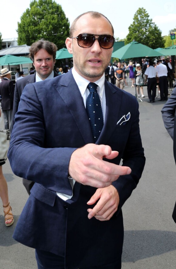 Jude Law lors de son arrivée à Wimbledon au All England Lawn Tennis and Croquet Club le 5 juillet 2013