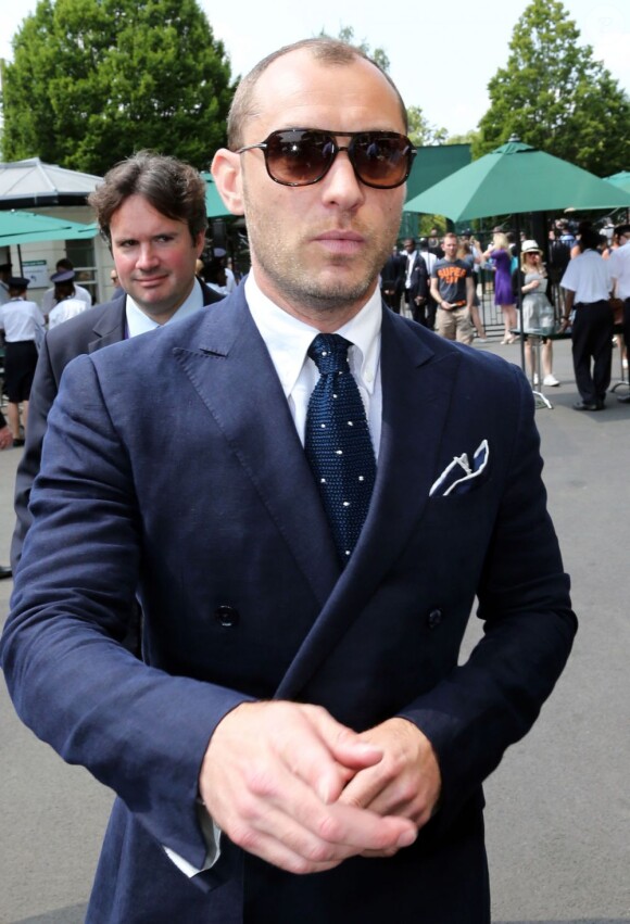 Jude Law lors de son arrivée à Wimbledon au All England Lawn Tennis and Croquet Club le 5 juillet 2013