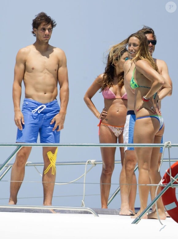 Rafael Nadal en charmante compagnie lors de ses vacances avec ses amis, au large d'Ibiza le 28 juin 2013