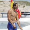 Rafael Nadal tout en muscles sur son bateau ancré au large d'Ibiza le 28 juin 2013, en compagnie de tous ses amis