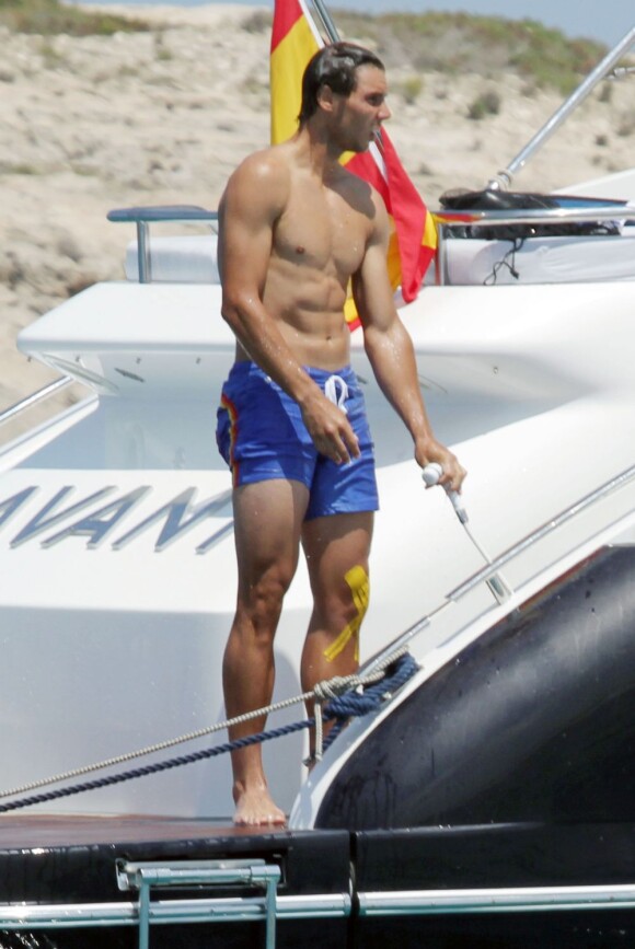 Rafael Nadal tout en muscles sur son bateau ancré au large d'Ibiza le 28 juin 2013, en compagnie de tous ses amis