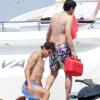 Rafael Nadal sur son bateau ancré au large d'Ibiza le 28 juin 2013, en compagnie de tous ses amis