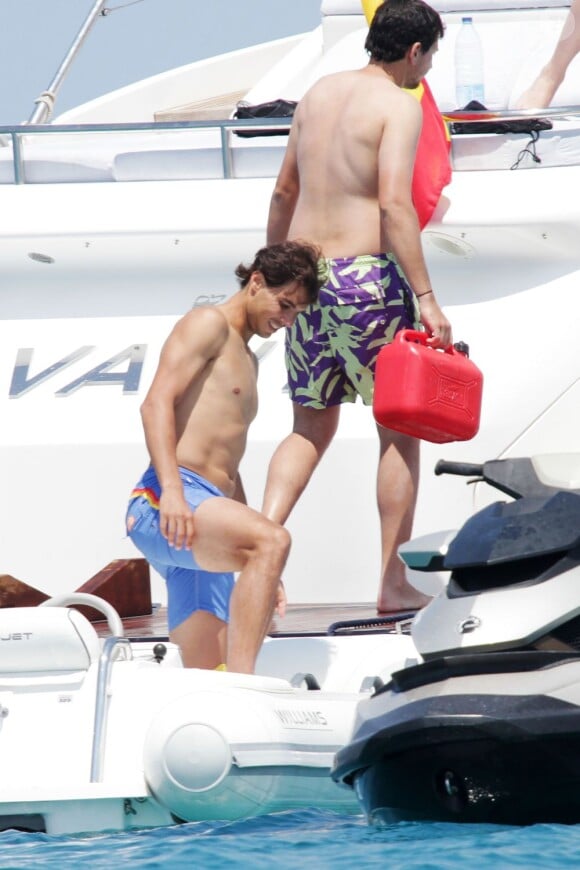 Rafael Nadal sur son bateau ancré au large d'Ibiza le 28 juin 2013, en compagnie de tous ses amis