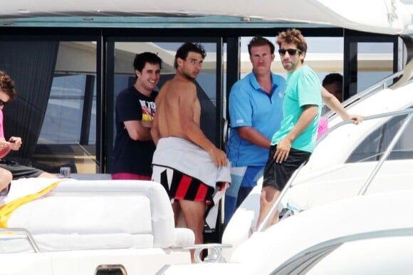 Rafael Nadal et son crew sur son bateau ancré au large d'Ibiza le 28 juin 2013