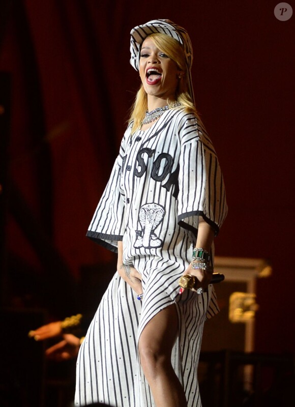 Rihanna se produit sur la scène Orange du Roskilde Festival à Roskilde au Danemark. Le 5 juillet 2013.