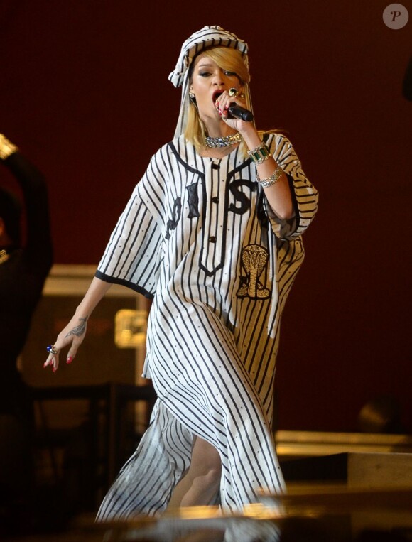 Rihanna, habillée d'une maxi-robe KTZ, se produit sur la scène Orange du Roskilde Festival à Roskilde. Le 5 juillet 2013.