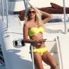 Victoria Silvstedt s'offre un bain de soleil sur un yacht dans la baie de Saint-Tropez. Le 6 juillet 2013.