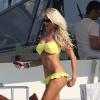 La sexy Victoria Silvstedt, 38 ans, s'offre un bain de soleil sur le yacht Daddy Cool dans la baie de Saint-Tropez. Le 6 juillet 2013.