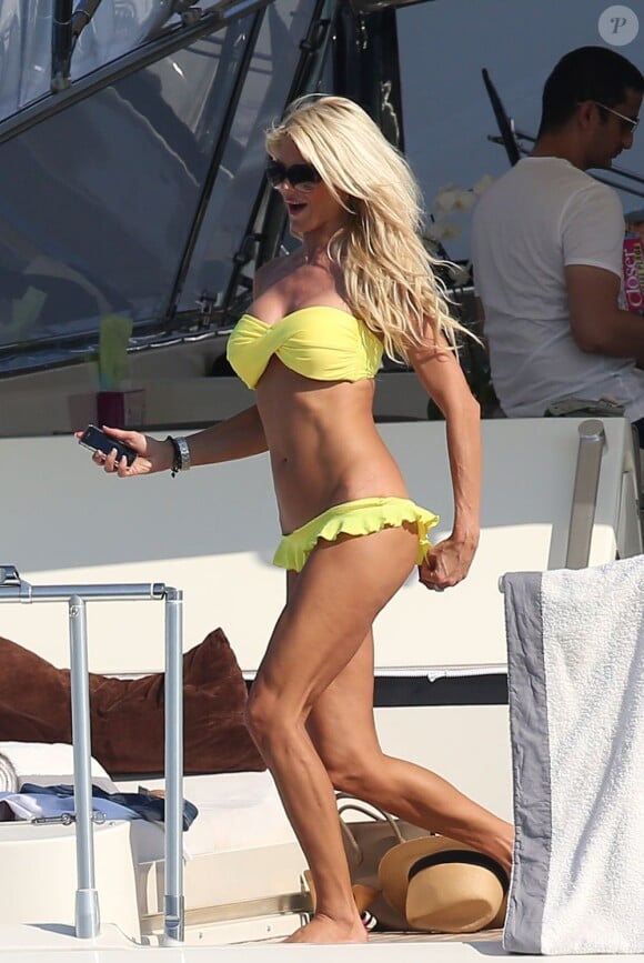 La sexy Victoria Silvstedt, 38 ans, s'offre un bain de soleil sur le yacht Daddy Cool dans la baie de Saint-Tropez. Le 6 juillet 2013.