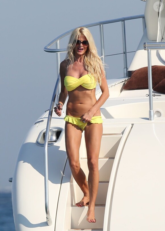 Victoria Silvstedt s'offre un bain de soleil sur le Daddy Cool dans la baie de Saint-Tropez. Le 6 juillet 2013.