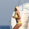 Victoria Silvstedt s'offre un bain de soleil sur un yacht dans la baie de Saint-Tropez. Le 6 juillet 2013.