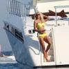 Victoria Silvstedt, divine en bikini jaune sur le bateau Daddy Cool dans la baie de Saint-Tropez. Le 6 juillet 2013.