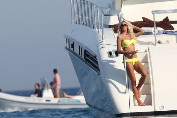 Victoria Silvstedt, divine en bikini jaune sur le bateau Daddy Cool dans la baie de Saint-Tropez. Le 6 juillet 2013.