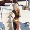 Victoria Silvstedt s'offre un bain de soleil sur un yacht dans la baie de Saint-Tropez. Le 6 juillet 2013.