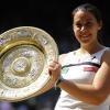 Marion Bartoli et son trophée de Wimbledon à l'issue de sa finale contre Sabine Lisicki. Londres, le 6 juillet 2013.