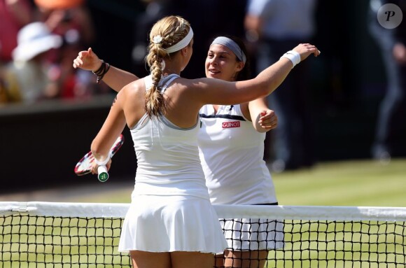 Marion Bartoli et son adversaire Sabine Lisicki lors de la finale de Wimbledon. Londres, le 6 juillet 2013.