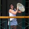 Marion Bartoli et son trophée de Wimbledon à l'issue de sa finale contre Sabine Lisicki. Londres, le 6 juillet 2013.