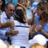 Marion Bartoli embrasse son père et ex-entraîneur Walter à l'issue de sa victoire en finale de Wimbledon face à l'Allemande Sabine Lisicki. Londres, le 6 juillet 2013.