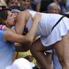 Marion Bartoli embrasse chaleureusement Amélie Mauresmo lors de sa victoire en finale de Wimbledon face à l'Allemande Sabine Lisicki. Londres, le 6 juillet 2013.