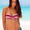 Adriana Lima pose en bikini pour Victoria's Secret.