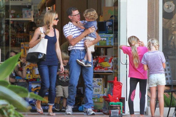 Denise Richards, son père Irv, et les enfants. A Los Angeles, en septembre 2012.