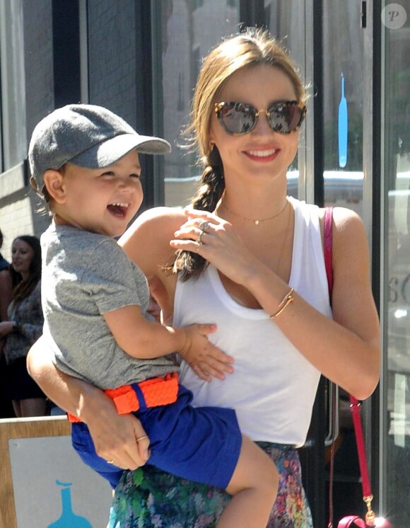 La jolie Miranda Kerr et son fils Flynn à Chelsea, à New York, le 8 juillet 2013.