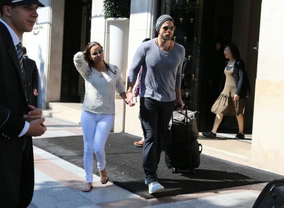 Eva Longoria et son compagnon Ernesto Arguello à la sortie de leur hôtel parisien. Le 9 juillet 2013. Le jeune homme tire une grosse valise.