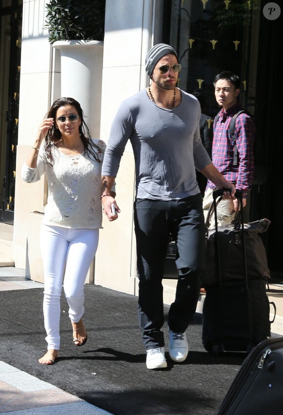 Eva Longoria et son compagnon Ernesto Arguello à la sortie de leur hôtel parisien. Le 9 juillet 2013.