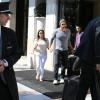 Eva Longoria et son compagnon Ernesto Arguello à la sortie de leur hôtel parisien. Le 9 juillet 2013.