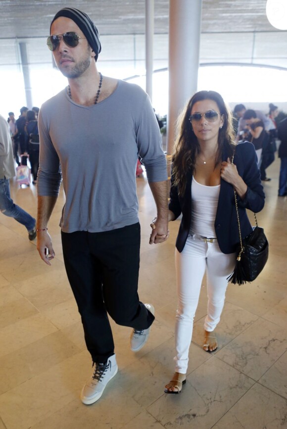 Eva Longoria et son compagnon Ernesto Arguello à l'aéroport Charles de Gaulle à Paris le 9 juillet 2013. Eva et Ernesto ont passé le week-end en amoureux dans la capitale avant qu'Eva Longoria pose lors d'un shooting pour l'Oréal dans un château.