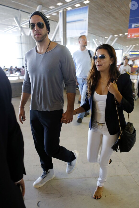 L'actrice Eva Longoria et son compagnon Ernesto Arguello à l'aéroport Charles de Gaulle à Paris le 9 juillet 2013. Eva et Ernesto ont passé le week-end en amoureux dans la capitale avant qu'Eva Longoria pose lors d'un shooting pour l'Oréal dans un château.