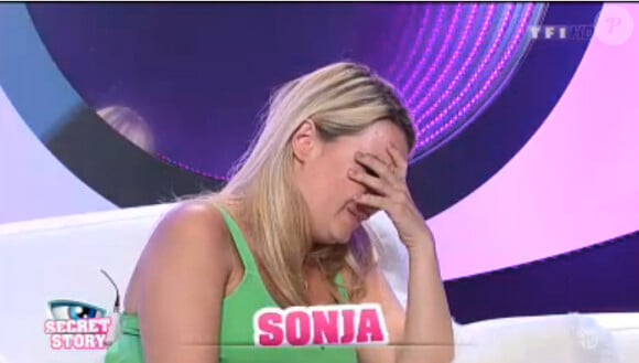 Sonja pleure dans la quotidienne de Secret Story 7 sur TF1 le lundi 8 juillet 2013