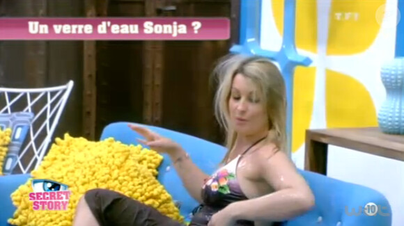 Florine jette un verre d'eau en pleine figure de Sonja dans Secret Story 7