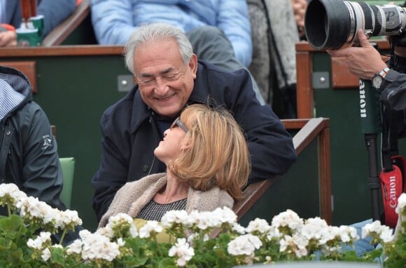 Dominique Strauss-Kahn et sa compagne Myriam L'Aouffir assistent à la victoire de Rafael Nadal lors des Internationaux de France à Roland-Garros le 9 juin 2013.