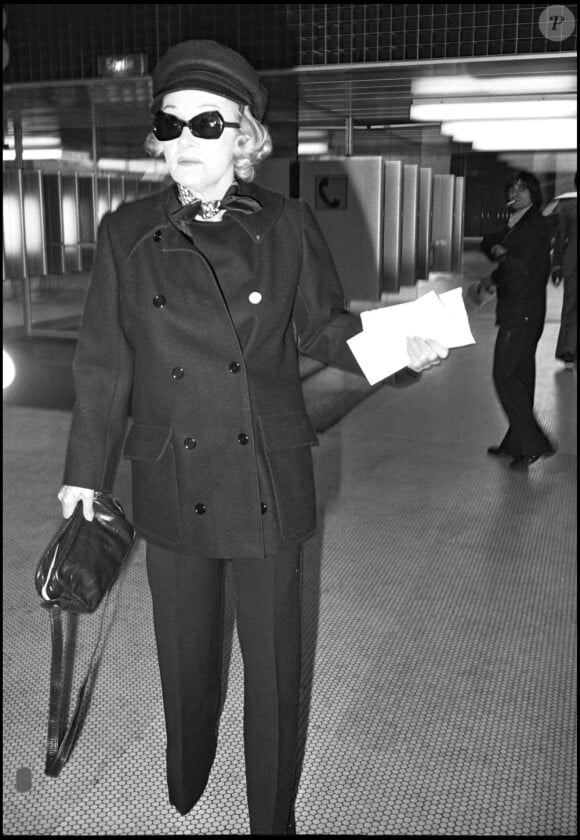 Marlene Dietrich à l'aéroport de Paris en 1975.