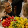 Le président Barack Obama et son épouse Michelle Obama lors de la soirée Kids State Dinner, à la Maison-Blanche, organisée pour récompenser 50 jeunes américains dans le cadre du concours anti-obésité Healthy Lunchtime Challenge, le 9 juillet 2013.