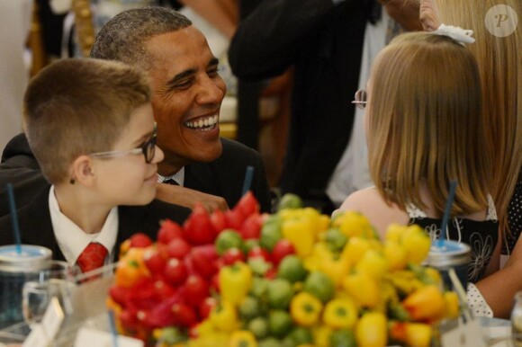 Le président Barack Obama et son épouse Michelle Obama lors de la soirée Kids State Dinner, à la Maison-Blanche, organisée pour récompenser 50 jeunes américains dans le cadre du concours anti-obésité Healthy Lunchtime Challenge, le 9 juillet 2013.