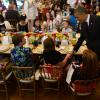 Le président démocrate Barack Obama et son épouse Michelle Obama lors de la soirée Kids State Dinner, à la Maison-Blanche, organisée pour récompenser 50 jeunes américains dans le cadre du concours anti-obésité Healthy Lunchtime Challenge, le 9 juillet 2013.