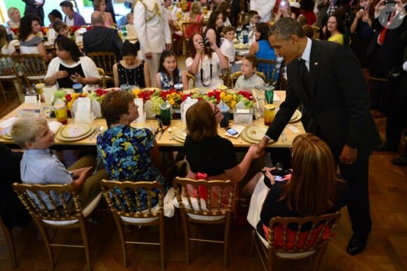 Le président démocrate Barack Obama et son épouse Michelle Obama lors de la soirée Kids State Dinner, à la Maison-Blanche, organisée pour récompenser 50 jeunes américains dans le cadre du concours anti-obésité Healthy Lunchtime Challenge, le 9 juillet 2013.