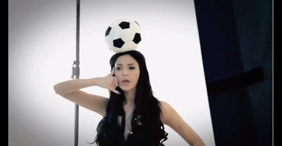 Making of du photoshoot de Nabilla pour son livre, Nabilla "Allô ! Non mais allô, quoi !" Nabilla jongle avec un ballon de phoot