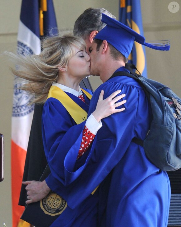 Emma Stone et Andrew Garfield s'embrassent fougueusement sur le tournage de The Amazing Spider-Man 2 à Los Angeles, le 1er juin 2013.