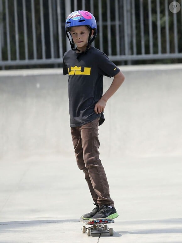 Les enfants de Victoria et David Beckham font du Skate Board à Los Angeles en juin 2013