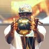 LeBron James avec le trophée de champion de NBA décroché pour la seconde année consécutive par le Heat de Miami, le 24 juin 2013, à Miami