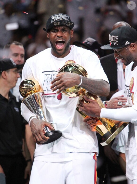 LeBron James avec les trophées de MVP de la finale et de champion NBA, à l'AmericanAirlines Arena de Miami le 20 juin 2013