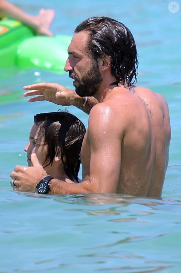 Andrea Pirlo profite de ses vacances en compagnie de sa femme Deborah Roversi et leurs deux enfants, Niccolo et Angela, à Ibiza, le 8 juillet 2013
