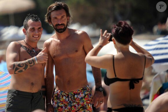 Andrea Pirlo prend la pose auprès d'un fan à Ibiza, le 8 juillet 2013
