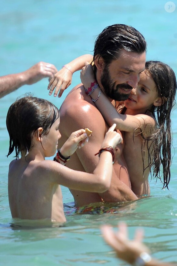 Andrea Pirlo profite de ses vacances en compagnie de ses deux enfants, Niccolo et Angela, à Ibiza, le 8 juillet 2013